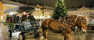 Nu byggs julscenen på torget