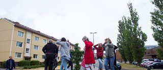 Här firar de midsommar – i rondellen