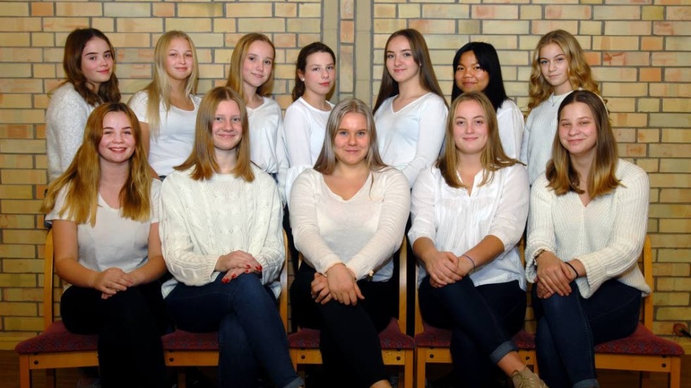 Luciatåget. Bakre raden från vänster: Moa Bjelkström, Thea Dolk, Moa Allander, Lovisa Synnerstad, Maja Axelsson, Moa Phimsing och Tindra Svanström. Främre raden: Saida Haller, Sofia Dahl, Hanna Oskarsson, Levina Trygg och Bianca Bhiladvala. Tilda Svensson saknas på bilden.