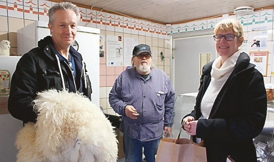 Henrik och Charlotte Skogh har åtminstone en julklapp ordnad - ett fårskinn. I mitten Krister Mattsson, Smultronboda.  Foto: Lena Dahlberg