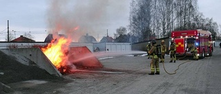 Någon tände eld på rishög