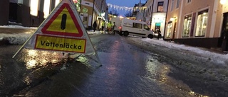 Vattenläcka mitt i centrum – Storgatan avstängd