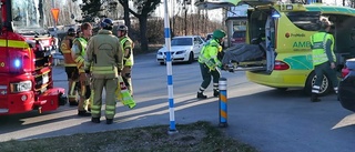 Cyklist påkörd av bil – förd till sjukhus