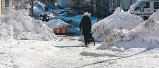 Blixthalka med massvis av is på vägen