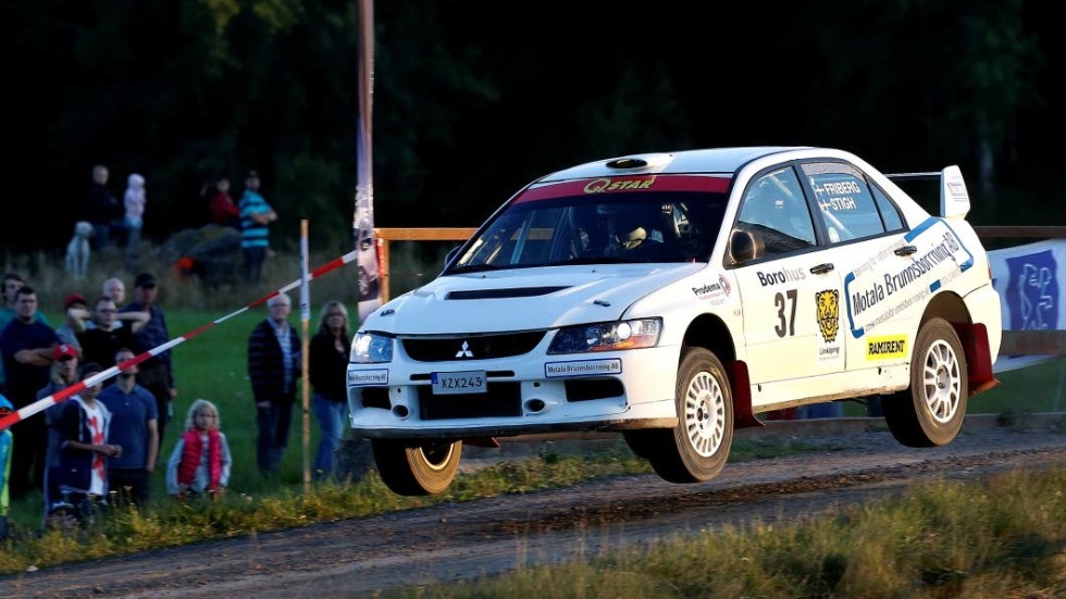 Tillbaka. I rallybilen är Albert Friberg när East Sweden rally körs. Men inte i Mitsubishin på bilden utan i en Volvo 940.