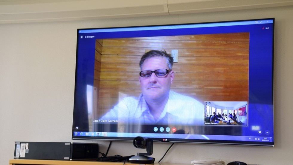 Igår var Nordic Colocation Computings VD Jason Durham med via Skype och koncernchef Bill Doyle via telefon under presskonferensen på Fagersjögatan 5. "Vi var intresserade av Sverige eftersom landet är känt för att ha mycket grön el, speciellt vatten och vind. Vi vill inte använda oss av energi från kol eller kärnkraft. Dessutom är temperaturen i Sverige lägre än i Japan vilket gör att energin kan gå till datautvecklingen istället för att kyla ner datorerna. Så fort vi såg anläggningen i Mariannelund och kände det stöd som lokalbefolkningen gav oss bestämde vi oss för att etablera företaget här."