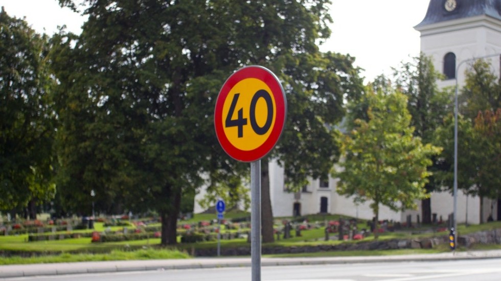 Skribenten vill att det ska få gå lite snabbare på vägarna.