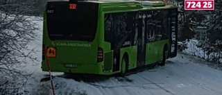 Skolbuss fast i backe på hal väg