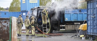 Lastbil brann på parkering