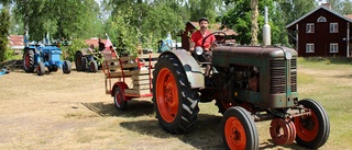 Målilla traktor power weekend har inletts med parad – se bilderna här