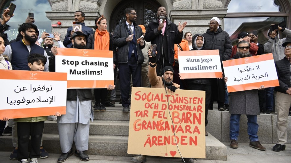 Partiet Nyans arrangerade en demonstration mot koranbränningar vid Mynttorget i Stockholm i slutet av april. Talare är Bashir Aman Ali. Han är imam och tidigare rektor som släpptes ur fängelset i slutet av 2021 efter att ha blivit dömd för grov ekonomisk brottslighet. Han kandiderar både som regionpolitiker och kommunpolitiker i Sörmland.