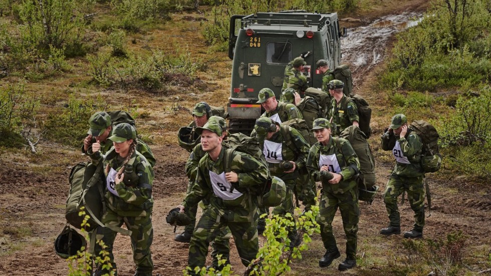 Tolv kändisar, bland annat Lulu Carter och Viktor Frisk (längst fram) gör "lumpen" utanför Kiruna, när tv-serien "Kompani Svan" spelas in.