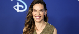 48-åriga Hilary Swank har fött tvillingar