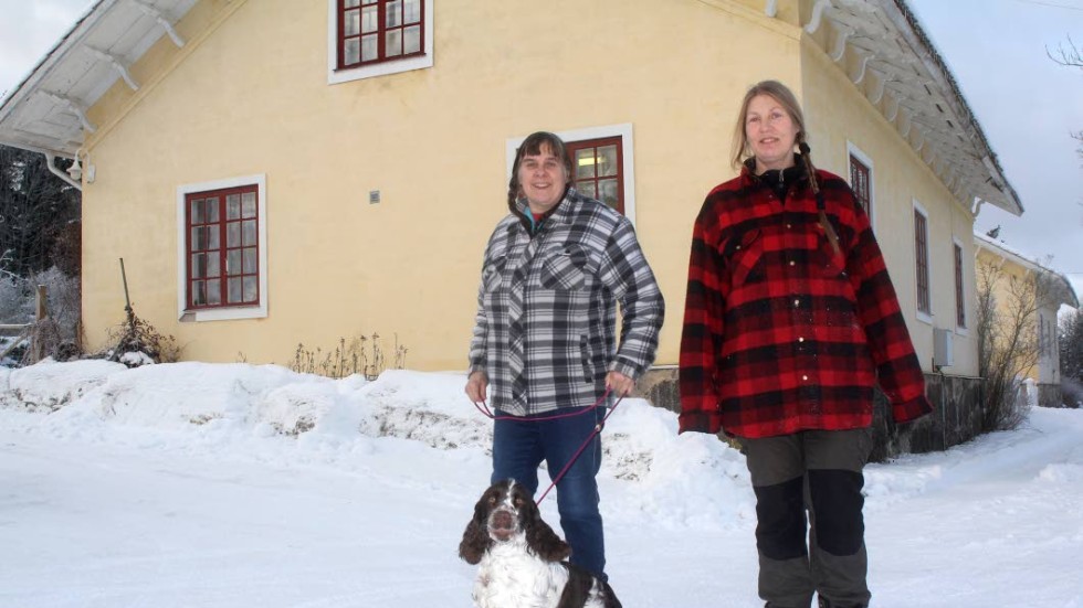 Två veterinärer. Åsa Bergvall med unga Springer spanieln Happy och Ylva Righard trivs i Bersbo och samarbetar väl tillsammans.