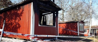 Polisen utreder brand i stuga