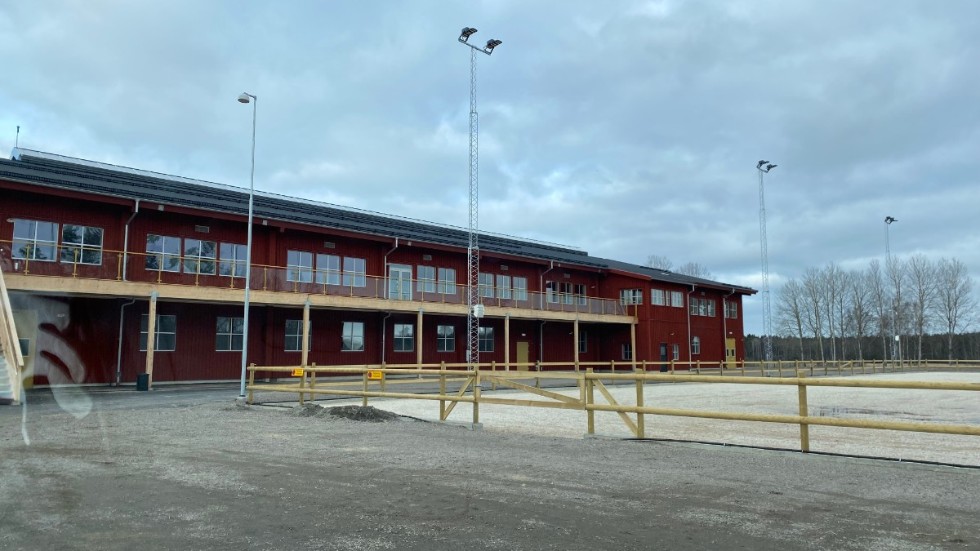 Ridsportanläggningen Nyäng Nyköping har stått klar i ett år. Men än finns bara en liten ponnyskola med en handfull hästar i 80-miljonersanläggningen.