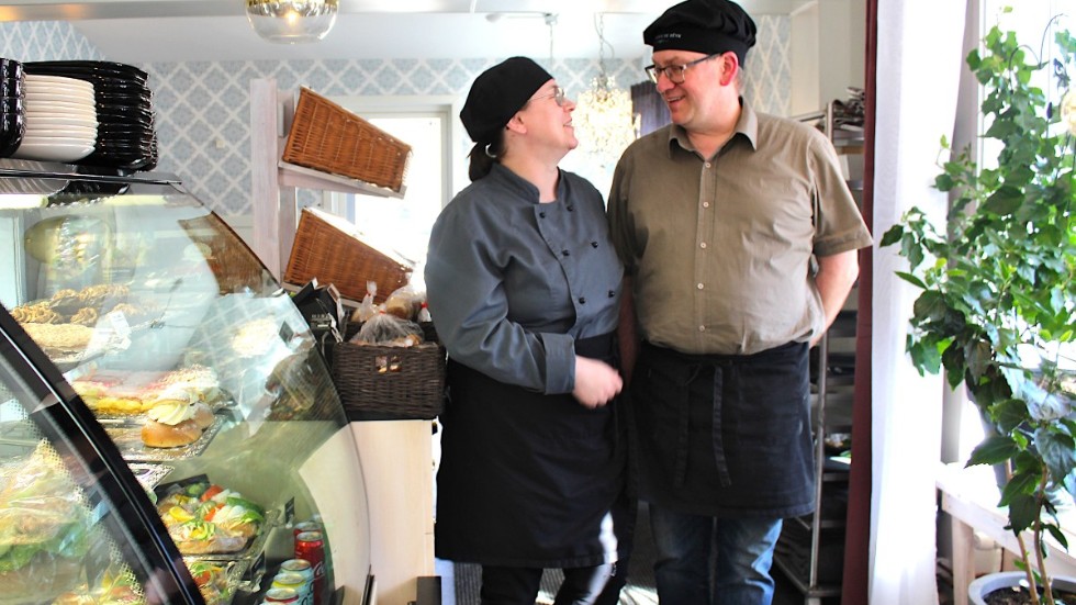 Linnea och Fredrik Bjernersjö, som driver Linnéas konditori och catering i Gamleby, har många strängar på sin lyra. Både restauranger och caféer återhämtade sig från pandemiåret, mot slutet av 2021. "Restaurangen i centrum öppnade vi i januari, så där har vi inte så mycket att jämföra med", säger Linnea.