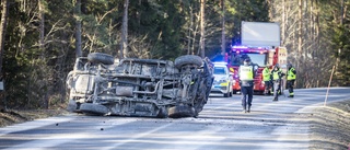 En person till sjukhus efter att bil voltade i Fole • Vägen öppen för trafik igen