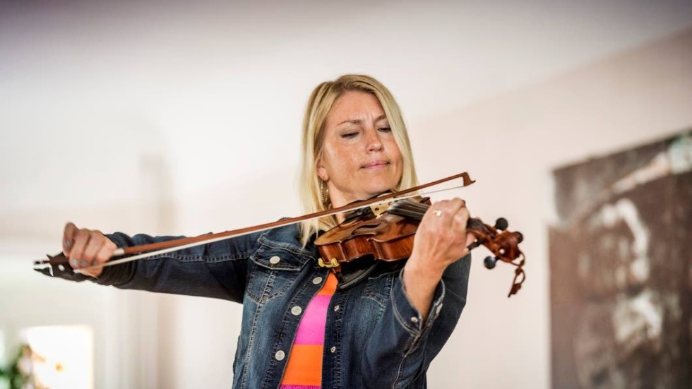 En recensent i UNT skrev att Erika Lindgren Liljenstolpe har ett virtuost drag som ger ett helt eget sound, stundtals med en expressiv attack, som en folkmusikens Paganini. Det gjorde henne stolt.