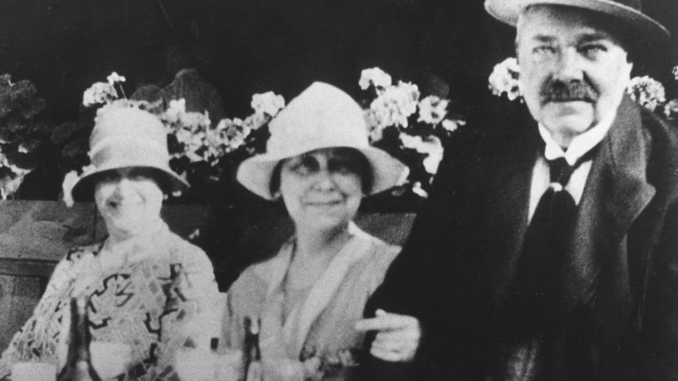 Fängslar. Författaren Hjalmar Söderberg (1869-1941) hålls högt i Jesper Högströms biografi, privatpersonen Söderberg skildras mindre smickrande. Här på ett fotografi taget år 1900. Kvinnorna till vänster på bilden är icke namngivna.