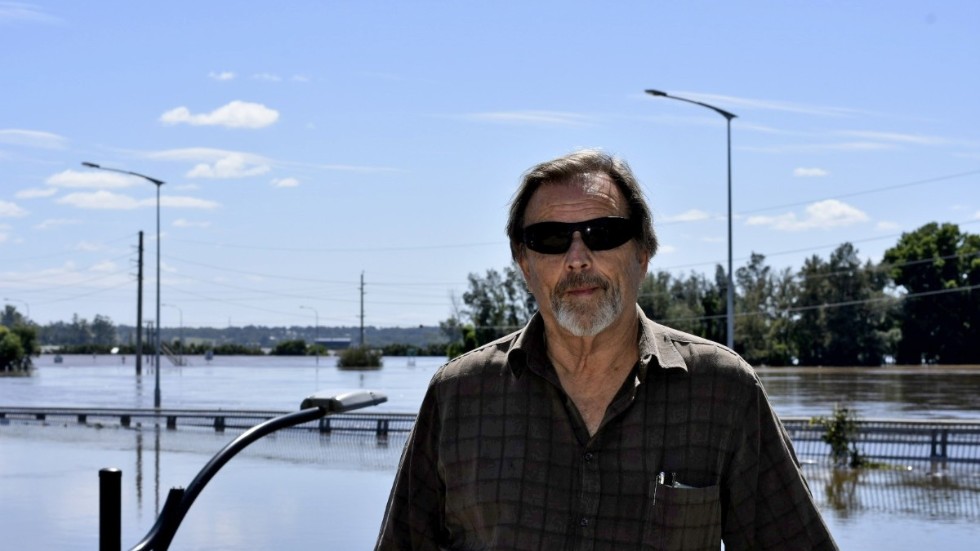 "Det är så vackert och fridfullt nu. Under det värsta regnet var strömmen så stark och snabb. Den drog med sig allt - skräp, trädstammar, containrar. När vattnet försvinner kommer det att vara skräp överallt", säger Frank Klamka.