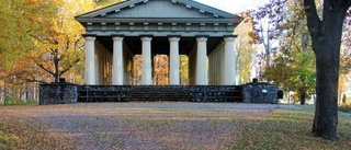 Hakkors klottrat på templet