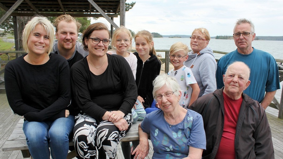 Fyra generationer Swanström. Fr v systrarna Malin och Linda Swanström, med Malins sambo John Sjöblom mellan sig. Lindas barn Hedwig, Tindra och Ludwig, samt Birgitta och Peter Swanström som är de som driver Gudingebadet. Längst fram Peters föräldrar Asta och Egon Swanström. Foto: Lena Dahlberg