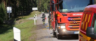 BLÅLJUS: Brand i terrängen intill riksvägen