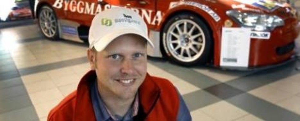 Alx Danielsson med sin bil.