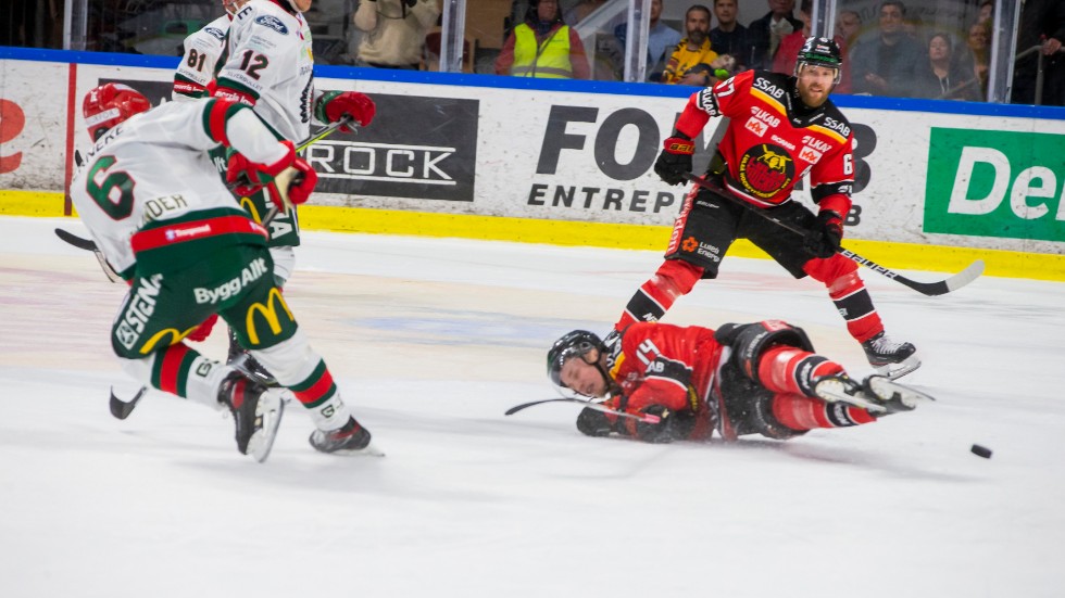 Jonas Berglund med matchens sista skottäckning så blir till en passning fram till Linus Omark som sätter 4-1.