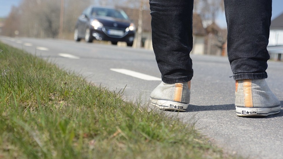 "Det är lagom mina fötter får plats på vägrenen och man får ofta ta till diket" säger en kvinna som kämpar mot länsstyrelsen för att får ner högsta hastighet på Källsåkravägen under dagens 80. "Jag förstår om man inte vill sänka till 50, men 60 eller i varje fall 70 är fullt motiverat" säger hon.