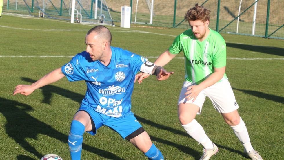 LSW:s spelande klubbchef Johannes Utay rycker ifrån sin bevakning i hemmapremiären mot Grebo. LSW gjorde en bra match, men förlorade ändå med 1-3 på Norra IP.