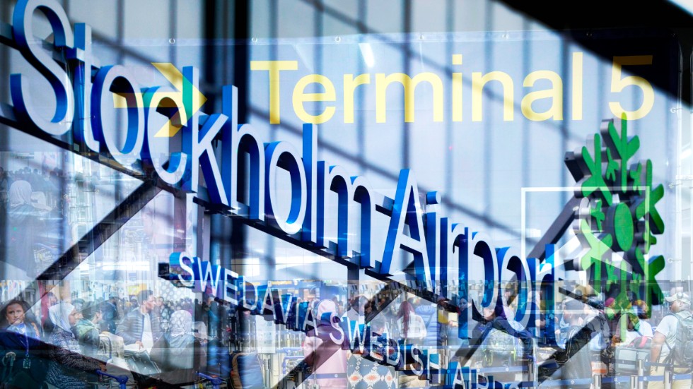 En man sitter häktad misstänkt för grov narkotikasmuggling som ska ha skett på flygplatsen Arlanda.