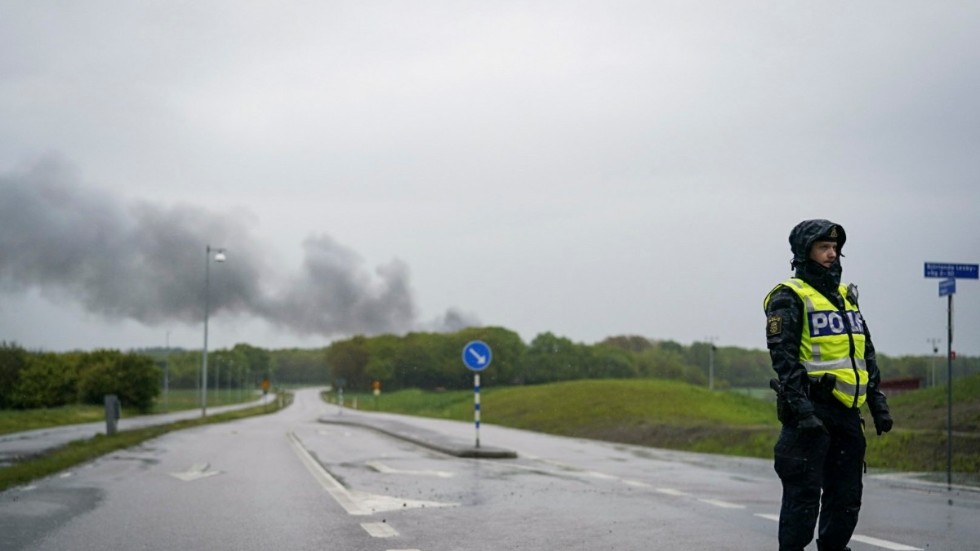 Väg avstängd på grund av en industribranden på Hisingen.