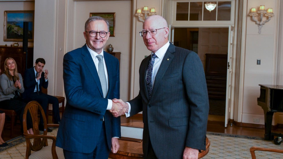 Australiens nye premiärminister Anthony Albanese (till vänster) tillsammans med generalguvernör David Hurley (drottningens representant i landet).