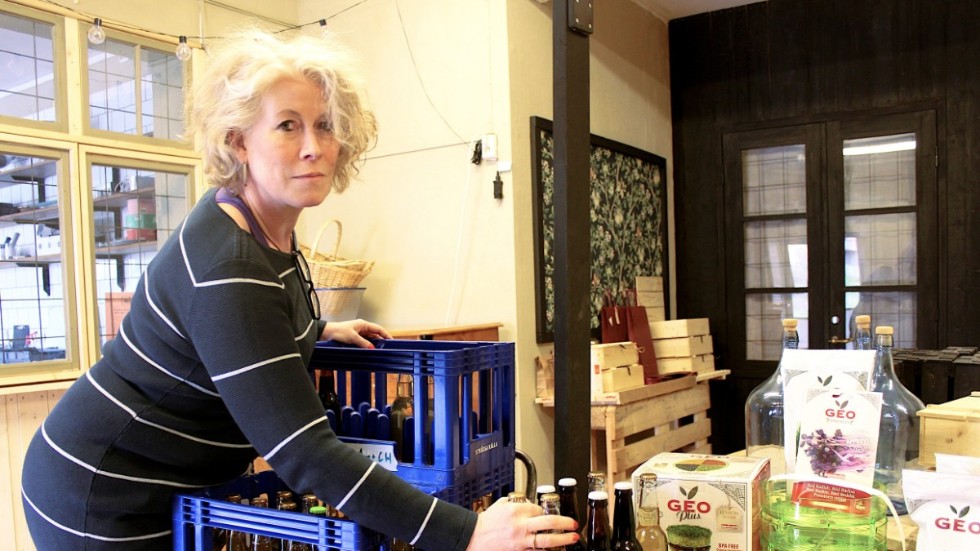 Camilla Boström packar upp varorna till utförsäljningen.