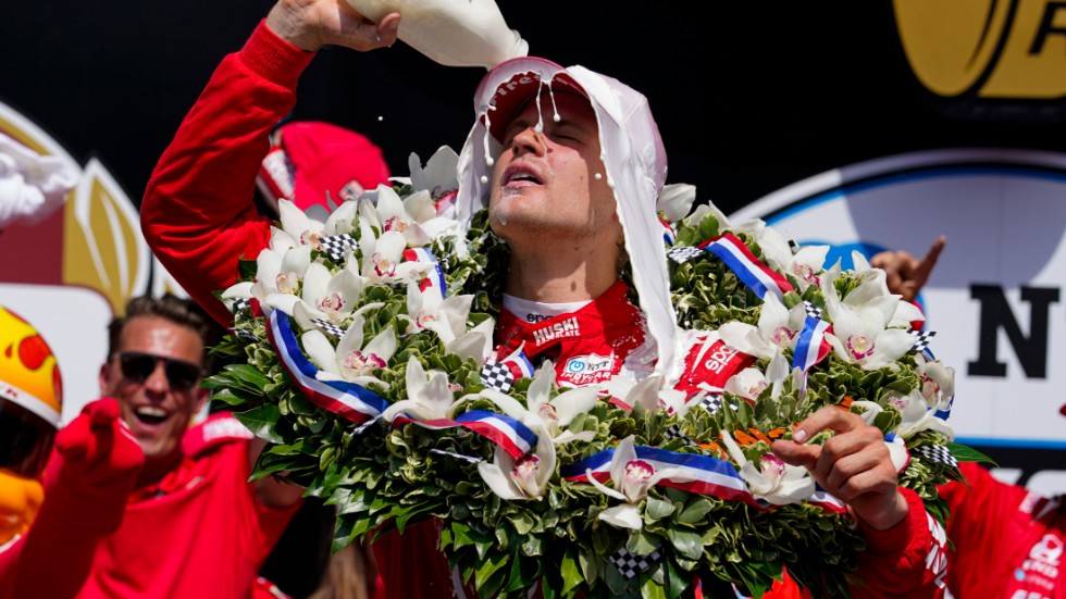 Marcus Ericsson häller den traditionsenliga segermjölken över sig.