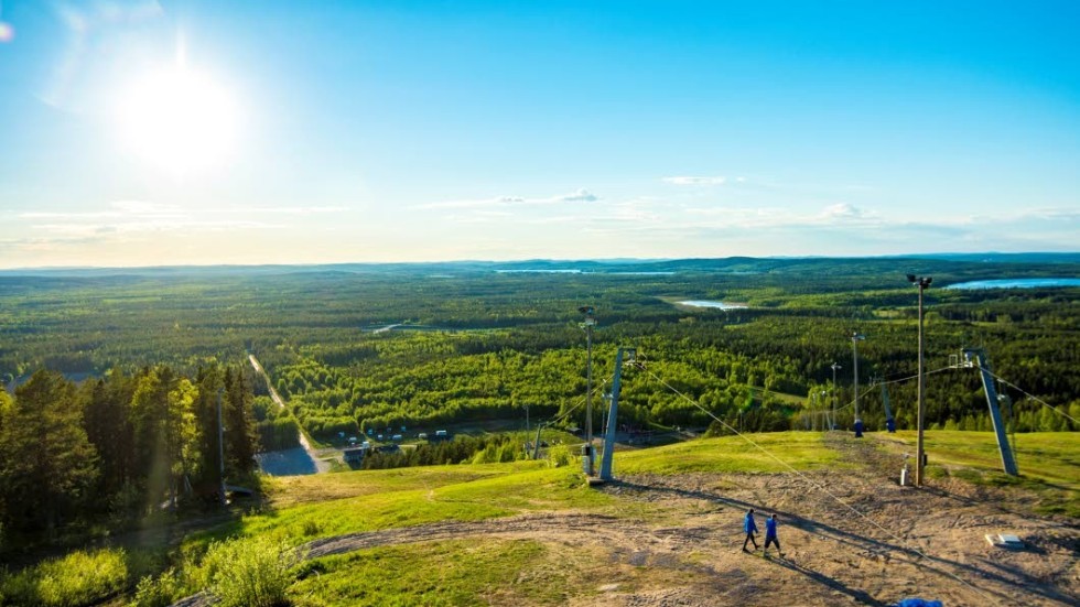 Högst upp på Måttsundsbacken står det skyddsobjektsklassade tornet med den karaktäristiska "globen" överst. 