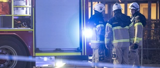 Flerfamiljshus i lågor i Strängnäs