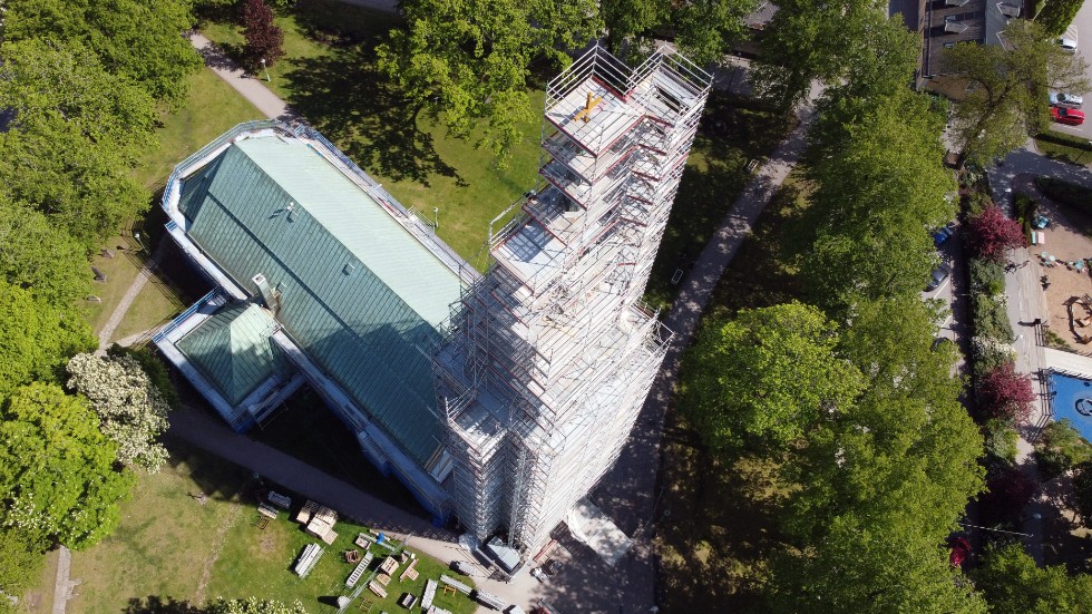 Motala kyrka uppifrån. Det är en annorlunda syn för Motalaborna, när man ser en stor byggställning istället för kyrktornet. 
