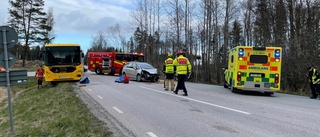 Trafikolycka på väg 272 - buss och personbil krockade