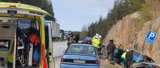 En till sjukhus efter krock vid kommungränsen