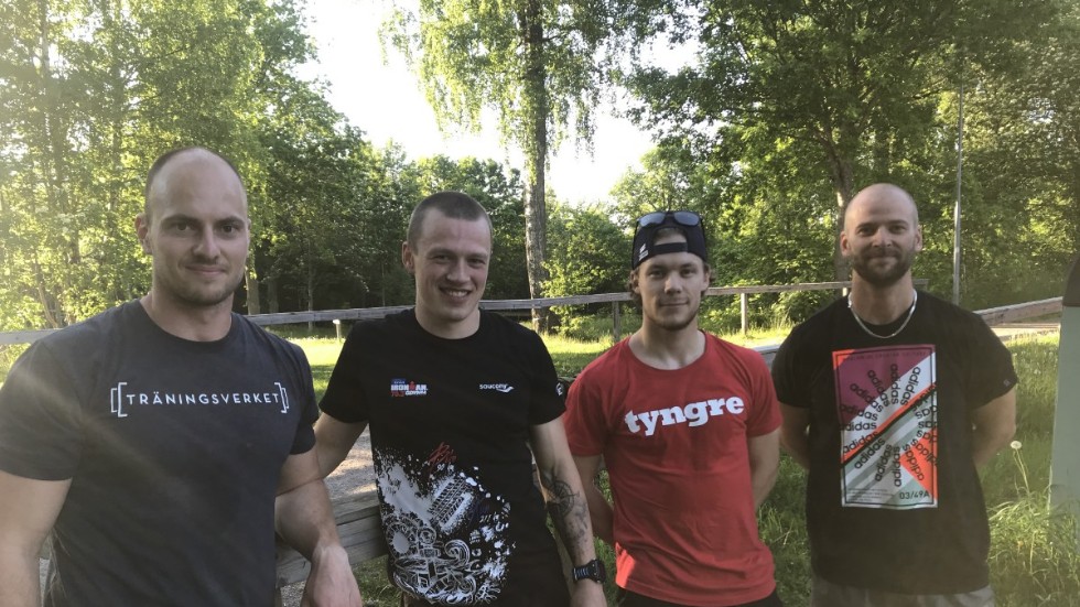 Viktor Höglund och Oskar Svärm flankerar Eric Johansson och Arvid Johansson efter första varvet av utmaningen i Fålehagen. Ett varv avklarat, av 24, i löpningen för Barncancerfonden.