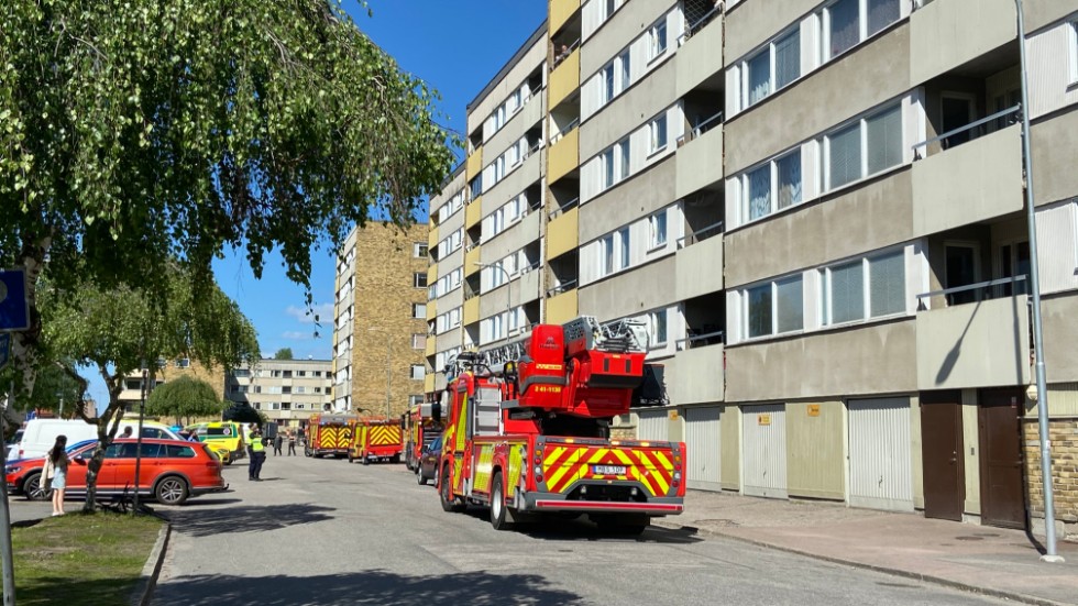 Räddningstjänst, ambulans och polis larmades till branden vid Bellmansplan.