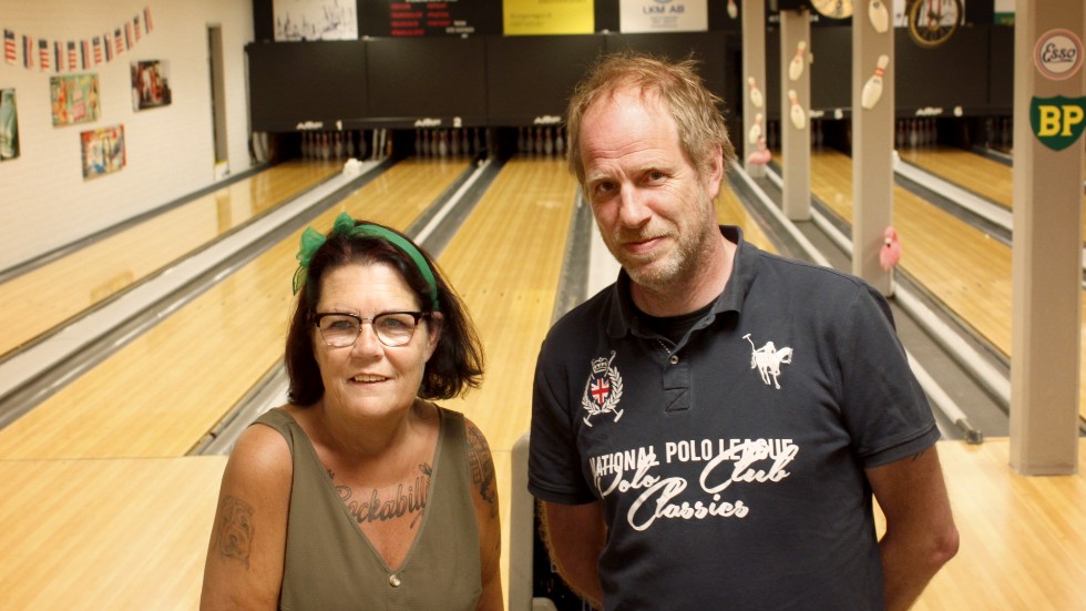 "Vi har krigat som satan för att få behålla det här genom pandemin. För det här är det roligaste vi någonsin har gjort", säger Birgitta Larsson och Sten Larsson på Flens bowlinghall.