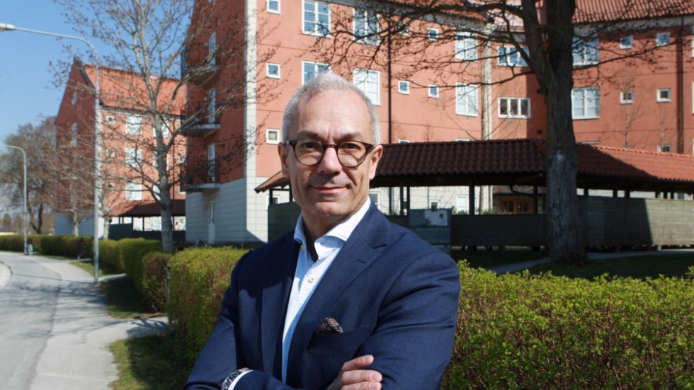 Enligt Arturo Arques, privatekonom på Swedbank, har det byggts alldeles för lite och han vill nu se politiska krafttag för att fler ska ha råd att bo.