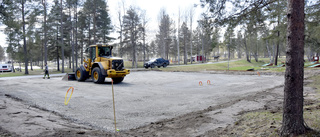 Nu har Luleås två nya utepadelbanor börjat byggas • Därför lämnas inget öppningsdatum