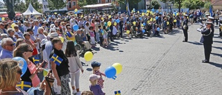 Digital nationaldag men flaggor på torget