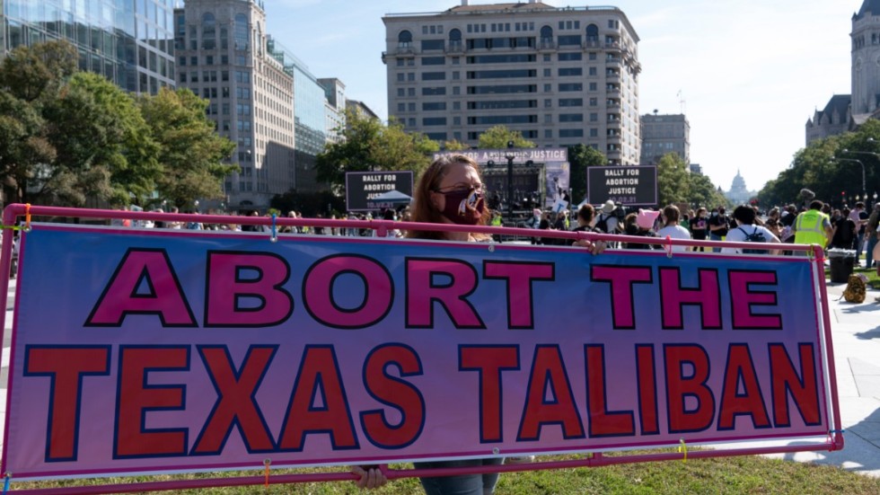 En demonstrant i Washington|DC håller upp en skylt med orden "abortera Texastalibanerna".