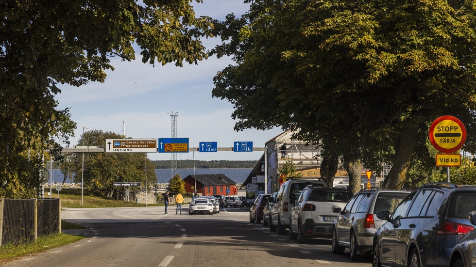 Sommartid kommer bilarna i en strid ström till Fåröfärjan, vilket ofta innebär långa köer.